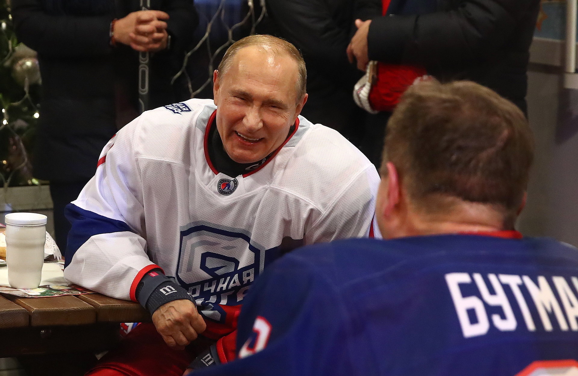 Tổng thống Nga Vladimir Putin ghi bàn trong trận đấu hockey, góp phần giúp đội nhà giành thắng lợi