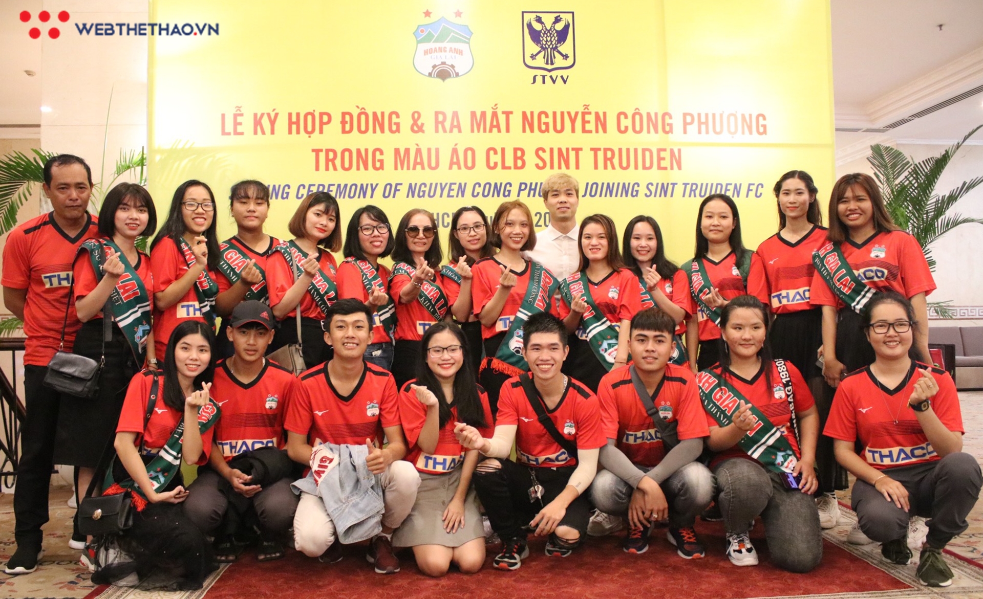 Bầu Đức đến sớm, hỏi Công Phượng ai đẹp trai hơn trong lễ ký hợp đồng