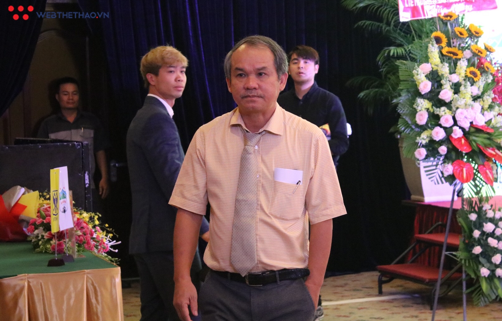 Bầu Đức đến sớm, hỏi Công Phượng ai đẹp trai hơn trong lễ ký hợp đồng