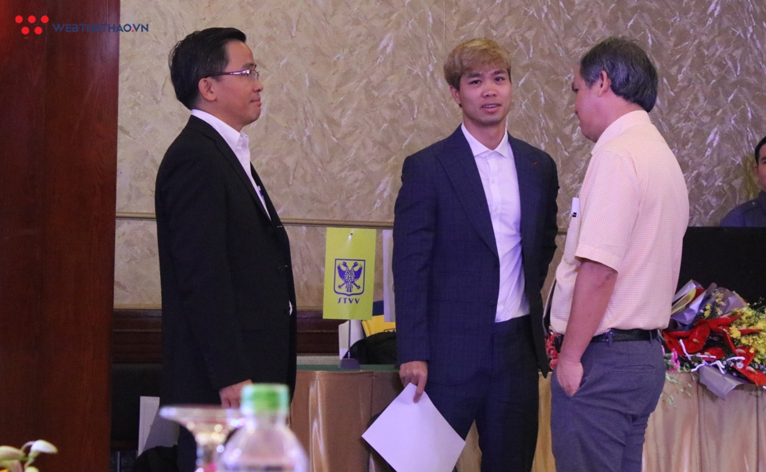 Bầu Đức đến sớm, hỏi Công Phượng ai đẹp trai hơn trong lễ ký hợp đồng