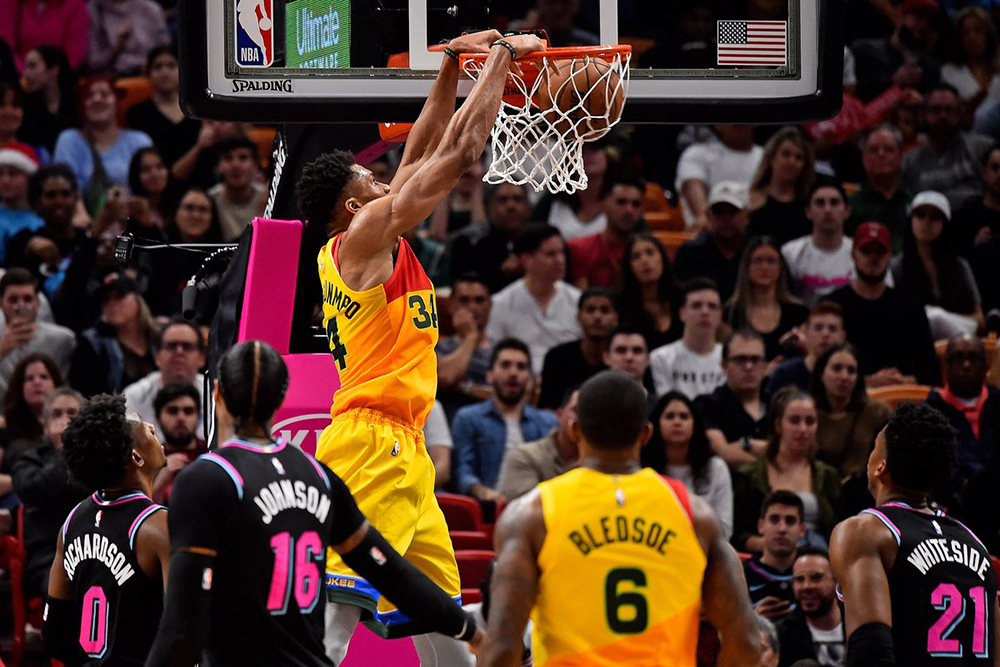 Giải mã Milwaukee Bucks: Cơ bắp của Giannis, tay ném của Brook-Lo và bộ óc thiên tài của HLV Budenholzer Giải mã Milwaukee Bucks: Cơ bắp của Giannis, tay ném của Brook-Lo và bộ óc thiên tài của HLV Budenholzer