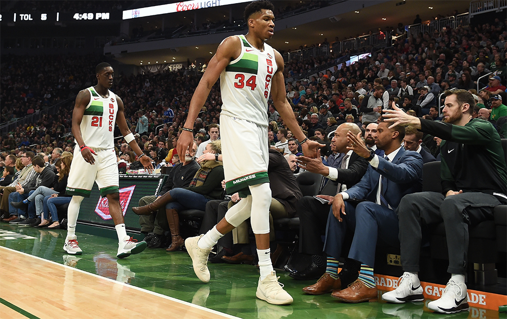 Giải mã Milwaukee Bucks: Cơ bắp của Giannis, tay ném của Brook-Lo và bộ óc thiên tài của HLV Budenholzer Giải mã Milwaukee Bucks: Cơ bắp của Giannis, tay ném của Brook-Lo và bộ óc thiên tài của HLV Budenholzer