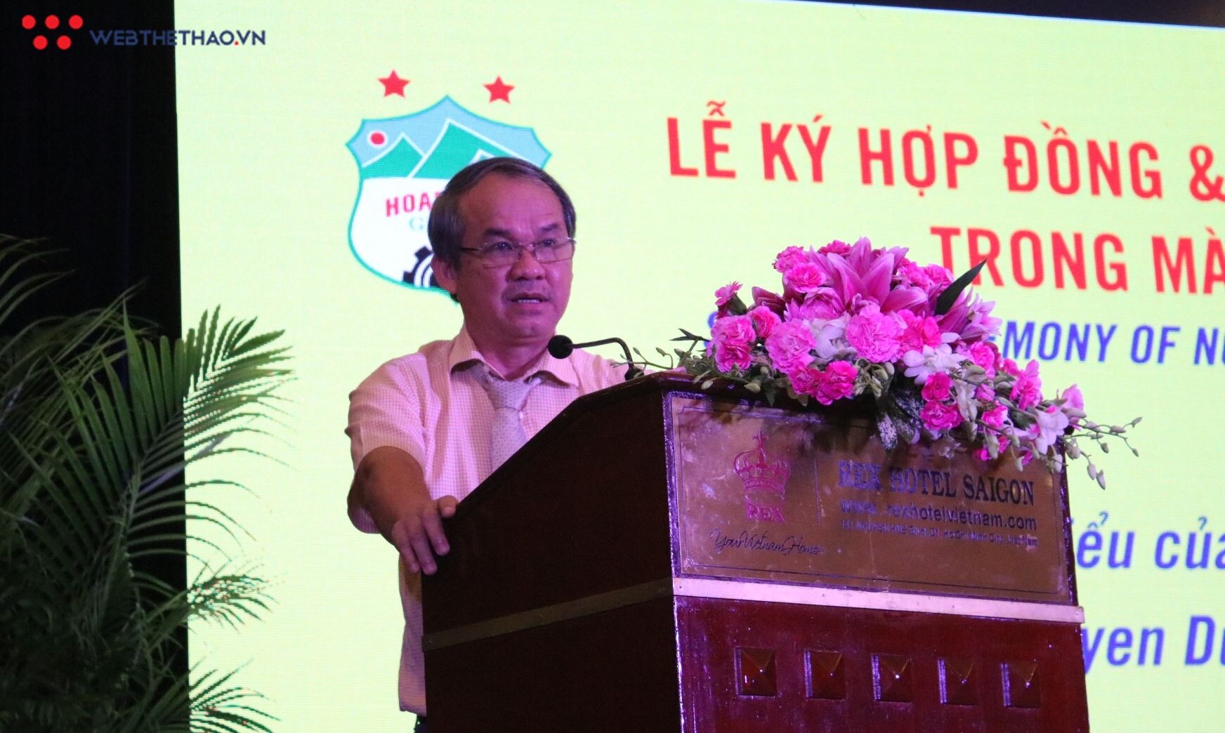 Bầu Đức đến sớm, hỏi Công Phượng ai đẹp trai hơn trong lễ ký hợp đồng