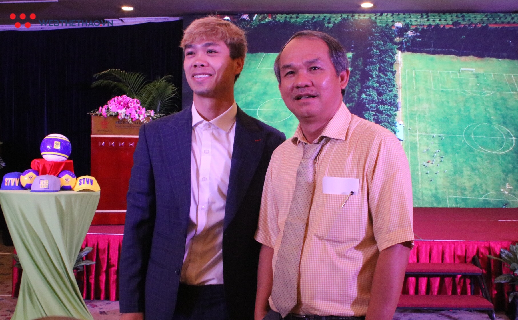 Bầu Đức đến sớm, hỏi Công Phượng ai đẹp trai hơn trong lễ ký hợp đồng