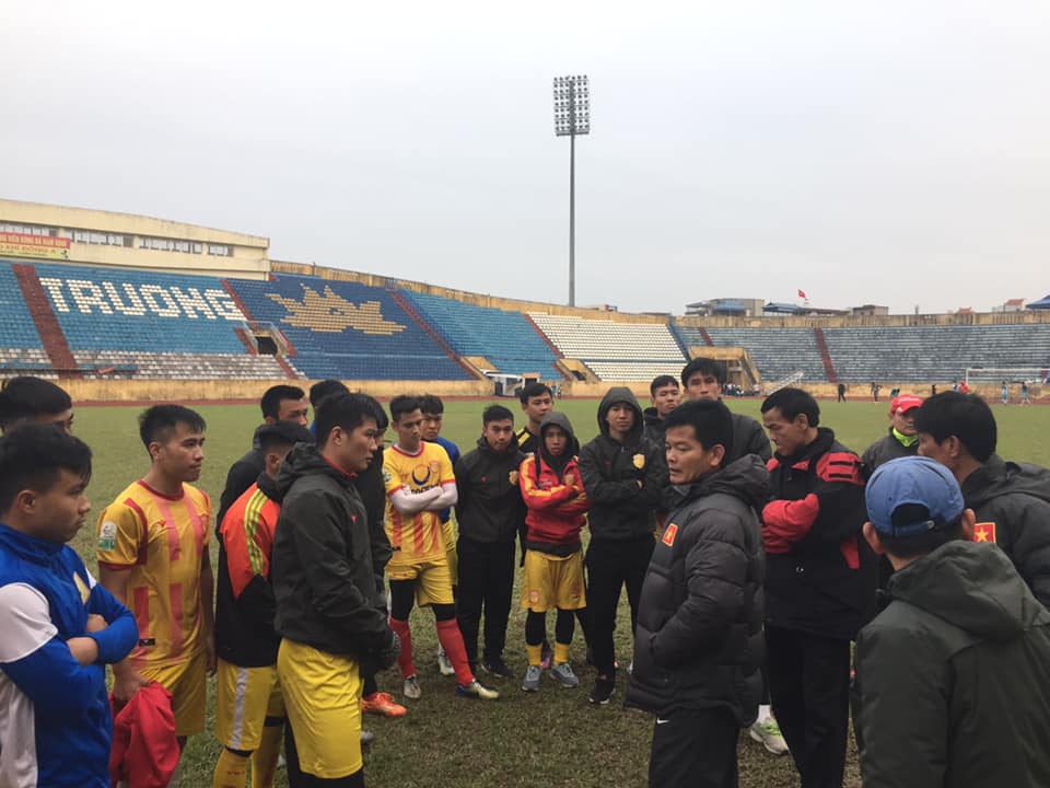 Nỗi lo của Nguyễn Văn Sỹ: Nhà tài trợ mất hút, nợ lương cầu thủ và tình thế “giải tán còn hơn”