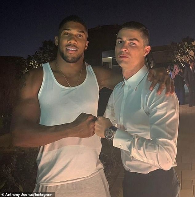 "Chán" chơi với Badr Hari, CR7 kết thân với Anthony Joshua