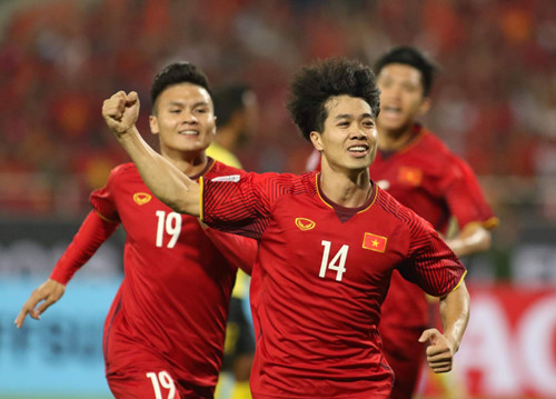 Tin bóng đá Việt Nam chiều 4/1: Công Phượng đắt giá hơn “Messi Thái Lan”, tuyển Việt Nam đặt chân đến UAE