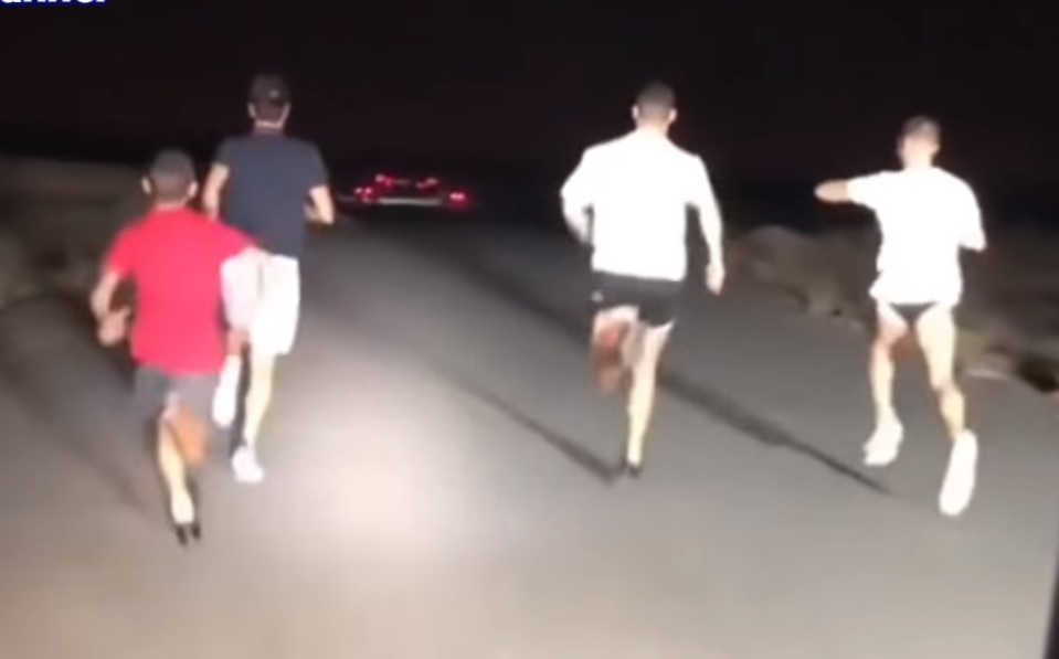 Tránh nóng sa mạc Dubai, dàn siêu xe rọi đèn sáng để Ronaldo tập chạy trong đêm