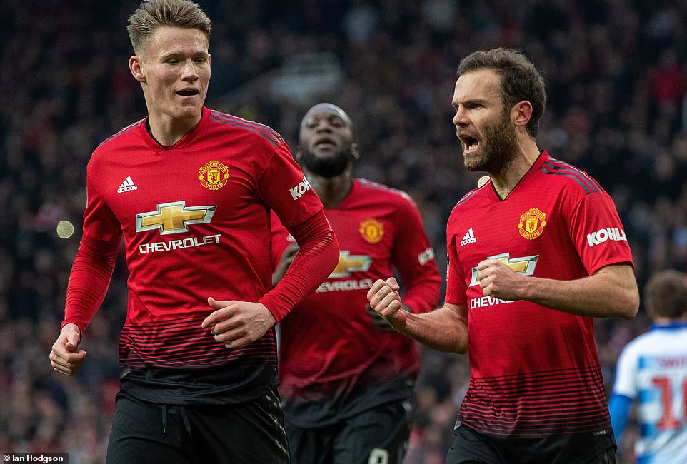 Hài hước: HLV Solskjaer bị Sanchez cướp ghế trong ngày đi vào lịch sử Man Utd