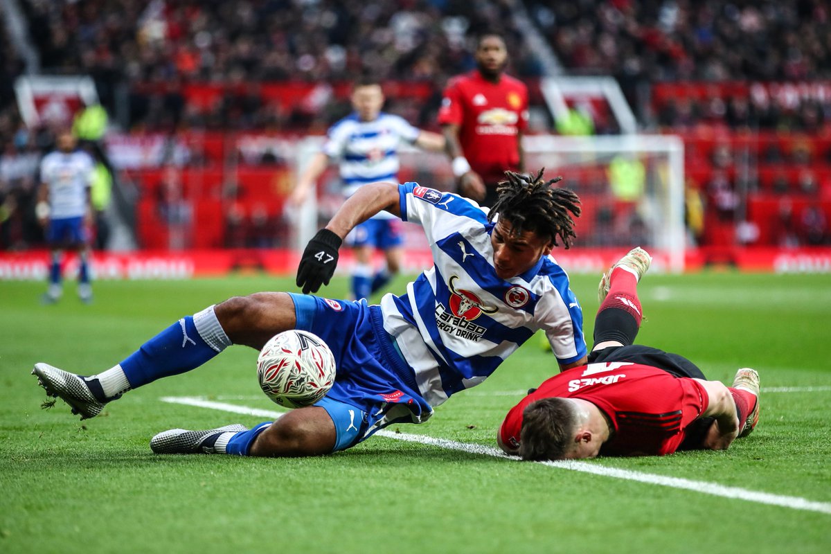 Phil Jones bị troll không thương tiếc vì lại phô diễn kỹ năng... phòng ngự "sấp mặt" trước Reading