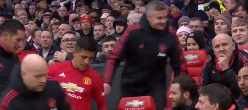 Hài hước: HLV Solskjaer bị Sanchez cướp ghế trong ngày đi vào lịch sử Man Utd Hài hước: HLV Solskjaer bị Sanchez cướp ghế trong ngày đi vào lịch sử Man Utd