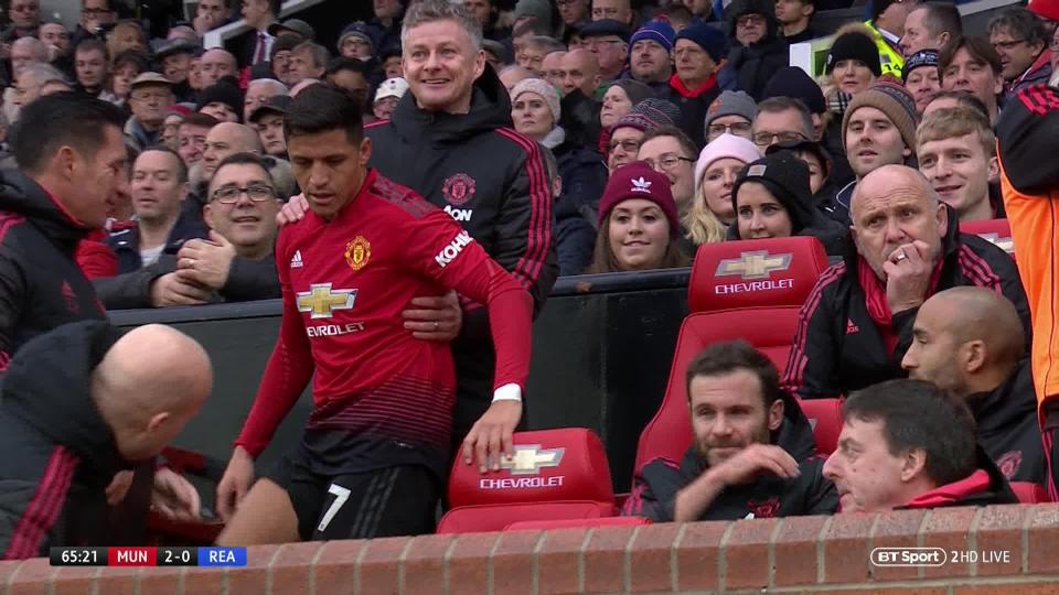 Hài hước: HLV Solskjaer bị Sanchez cướp ghế trong ngày đi vào lịch sử Man Utd