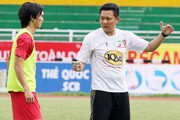 “Trợ thủ” đắc lực của bầu Đức sắp xuống Núi, “gõ đầu trẻ” cho đội bóng bầu Hiển