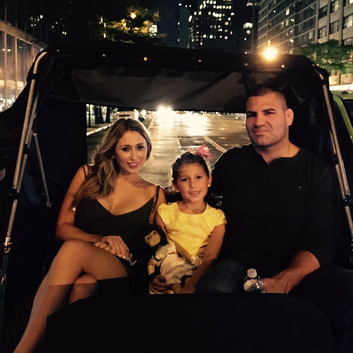 Trước ngày tái xuất, Cain Velasquez giải thích lý do ở ẩn