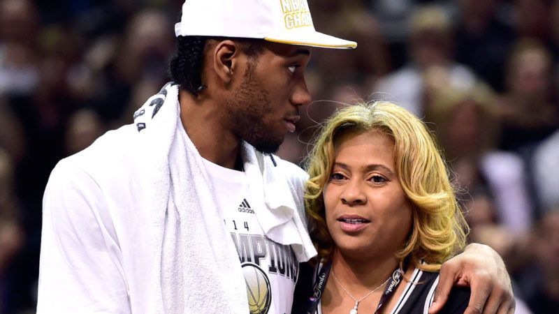 Xem clip mẫu thân Kawhi Leonard chửi nhau với fan Spurs