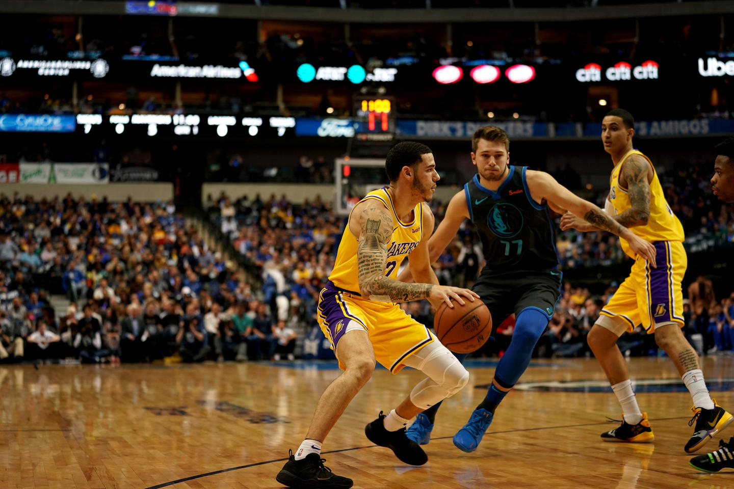 Luka Doncic đấu Lonzo Ball: Kẻ tám lạng, người nửa cân