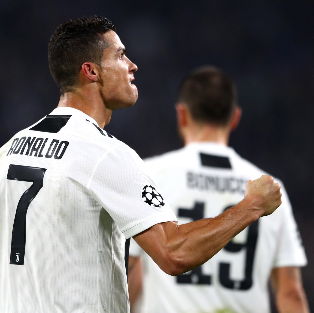 Ramsey nhận lương cao như thế nào tại Juventus khi so với Cristiano Ronaldo?