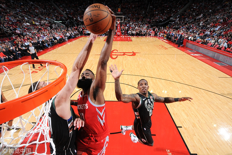 HLV Milwaukee Bucks chia sẻ cách trị James Harden: "Quan trọng là vị trí đặt tay"