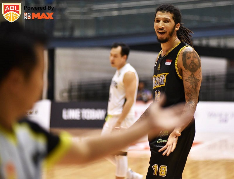 Mono Vampire 82-110 CLS Knight: Ngả mũ trước Maxie Esho