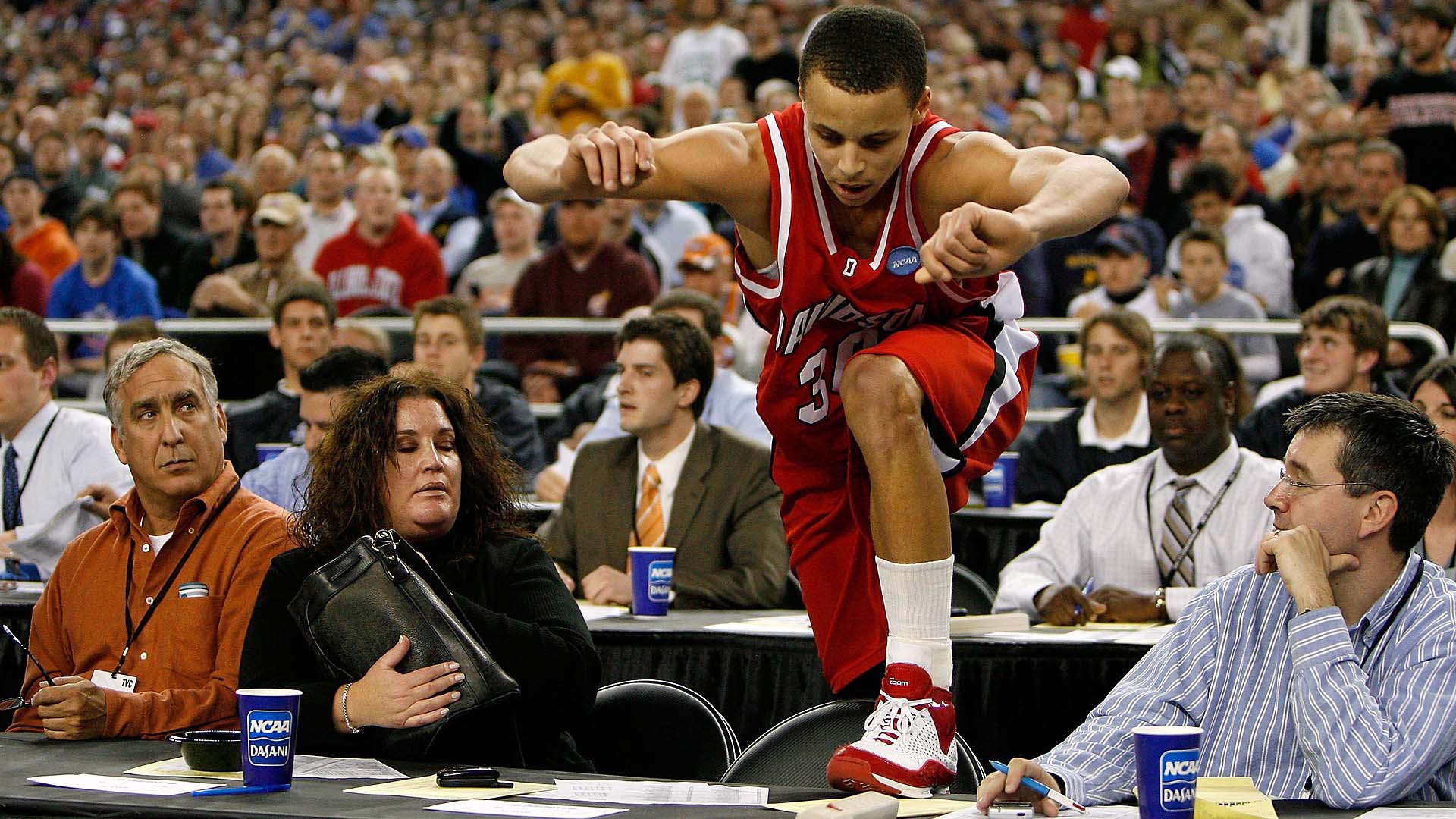 Nghe Stephen Curry hồi tưởng thời đại học thiếu thốn, phải dùng chung sân tập với đội bóng chuyền