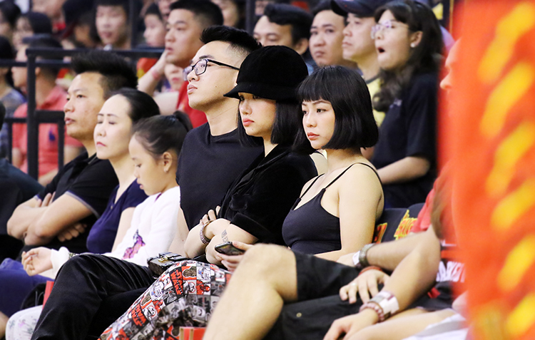 Diễn viên, ca sĩ Miu Lê diện giày độc, cùng bạn trai "gymer" đến cổ vũ Saigon Heat