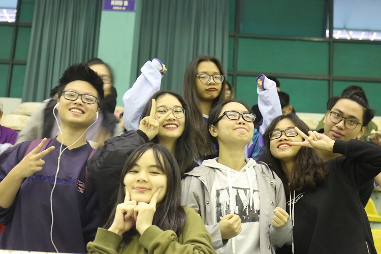 Những cô bé xinh đẹp cuồng nhiệt cổ vũ trường nhà tại Cúp Milo