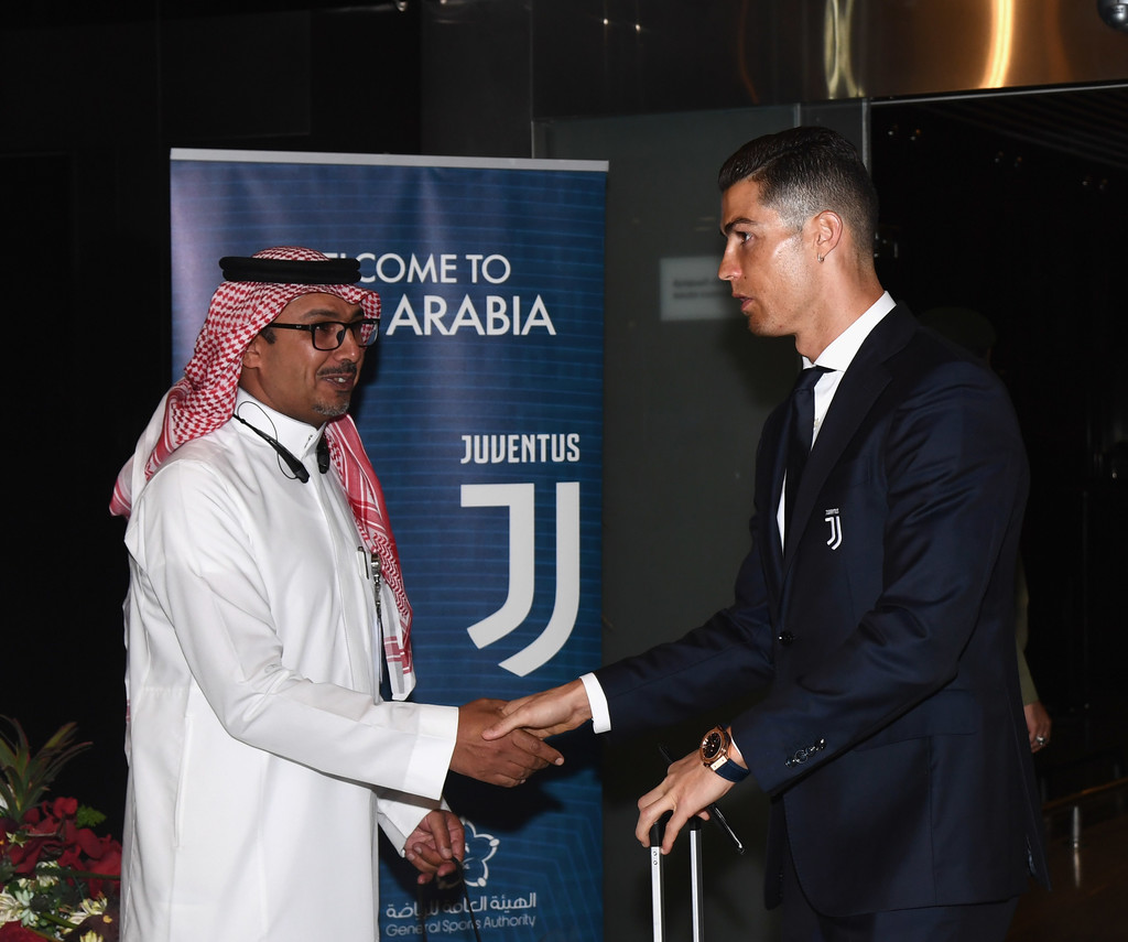 Vua giành cúp Cristiano Ronaldo và kỷ lục ghi bàn kinh ngạc khi Juventus đụng độ Milan
