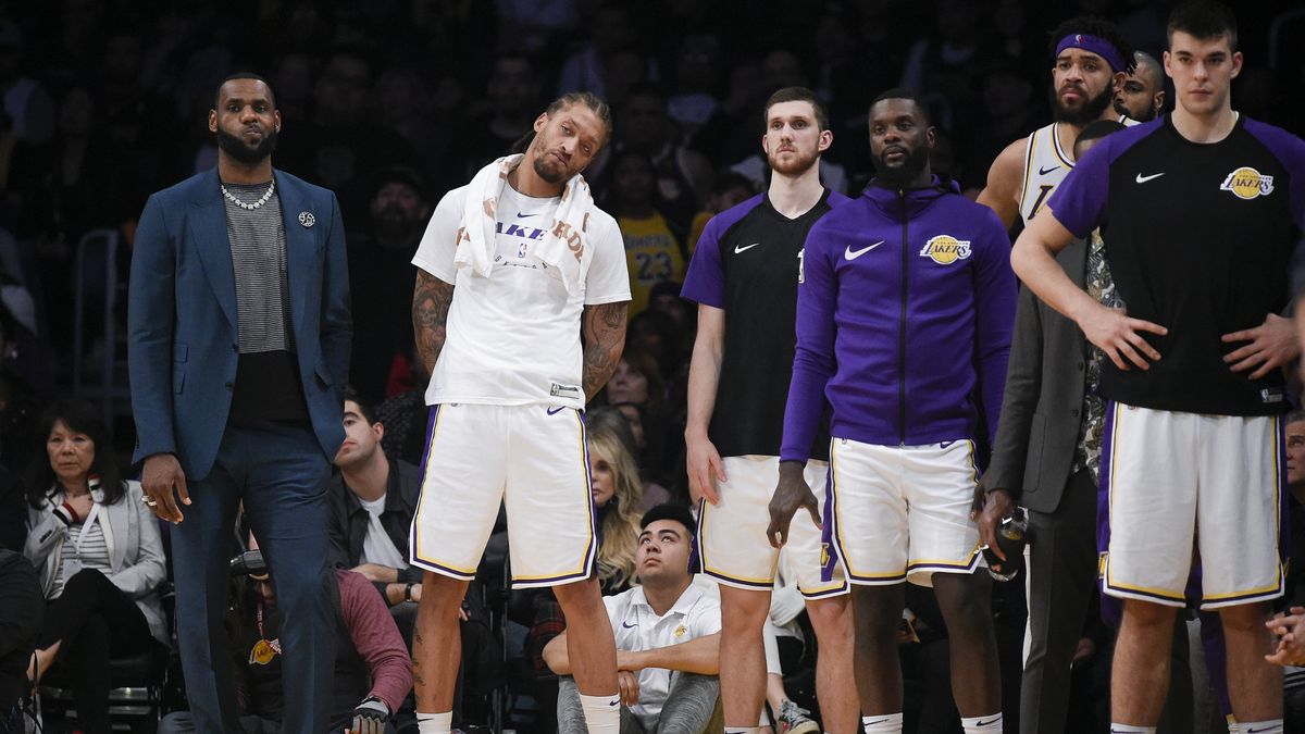 Sau khi thua Cleveland Cavaliers, toàn bộ cầu thủ LA Lakers đều bị bắt đi tập... ném phạt