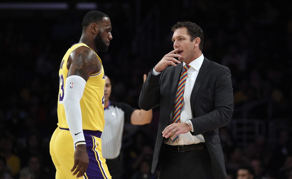 HLV Lakers Luke Walton sẽ tạm được bảo vệ ở thời điểm hiện tại