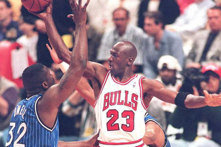 Nghe Shaquille O'Neal chia sẻ về bài học trong lần đầu đối mặt với Michael Jordan