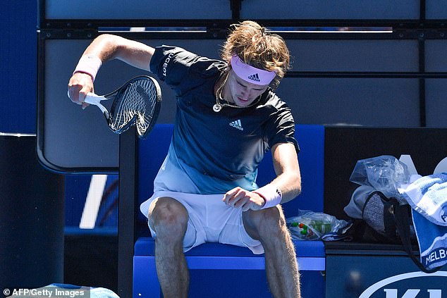 Australian Open: Alexander Zverev đập vợt cầu may vẫn bị loại