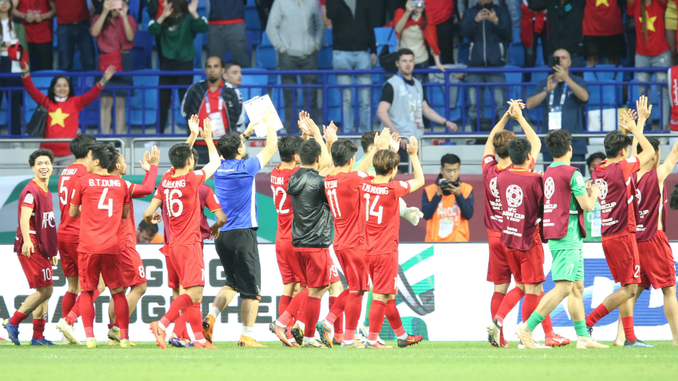 CĐV nước ngoài chúc mừng chiến công lịch sử của Việt Nam tại Asian Cup 2019