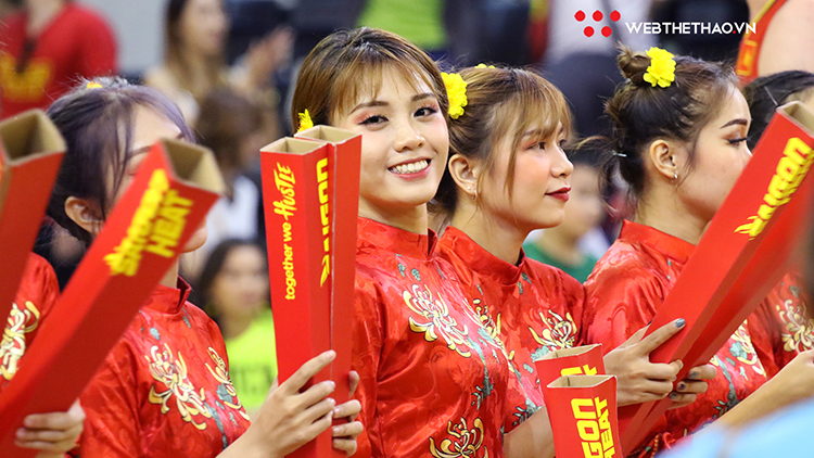 Chùm ảnh: Những cô gái Saigon Hotgirls xúng xính áo dài trong trận sân nhà cuối cùng trước Tết Nguyên Đán
