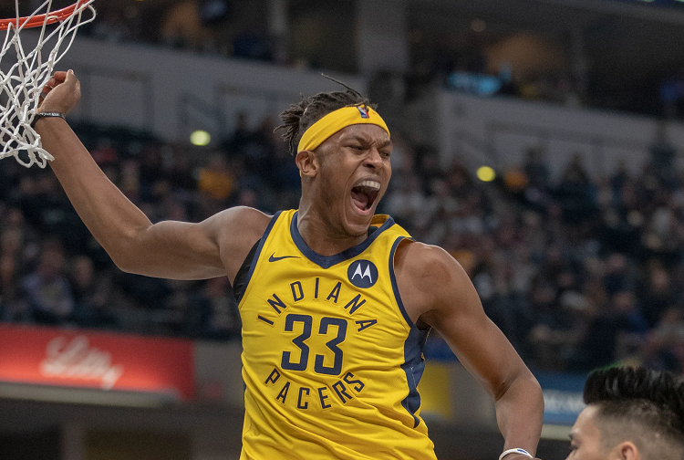 Myles Turners khiến đối thủ "lùn người" với pha block của năm