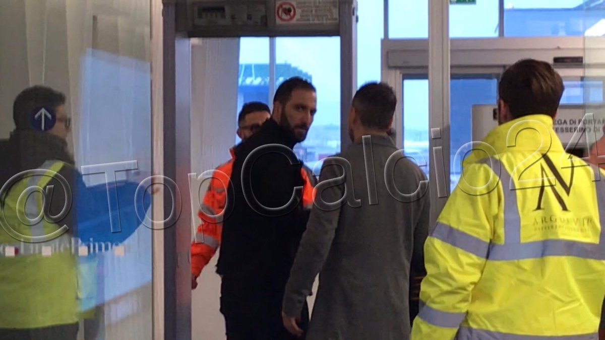 Tin bóng đá ngày 23/1: Higuain đã bay sang London, chuẩn bị ra mắt Chelsea?