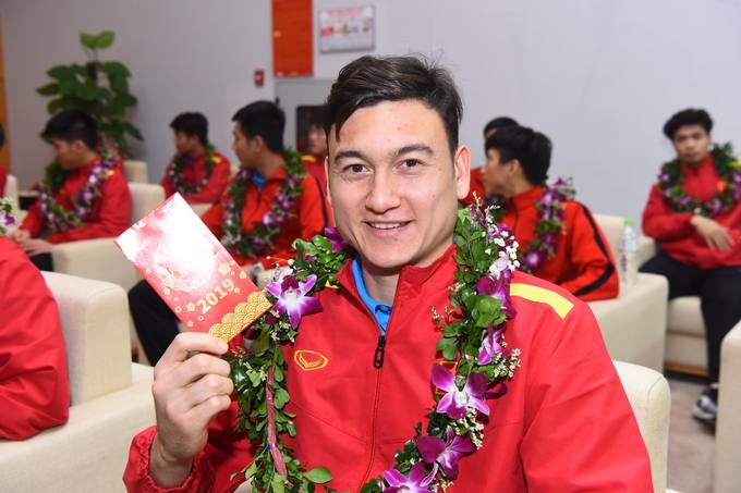Chùm ảnh: ĐTVN nhận lì xì trong ngày trở về