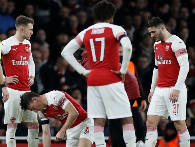 Tại sao Arsenal không thể gọi lại Chambers để giải quyết khủng hoảng lực lượng ở hàng thủ?