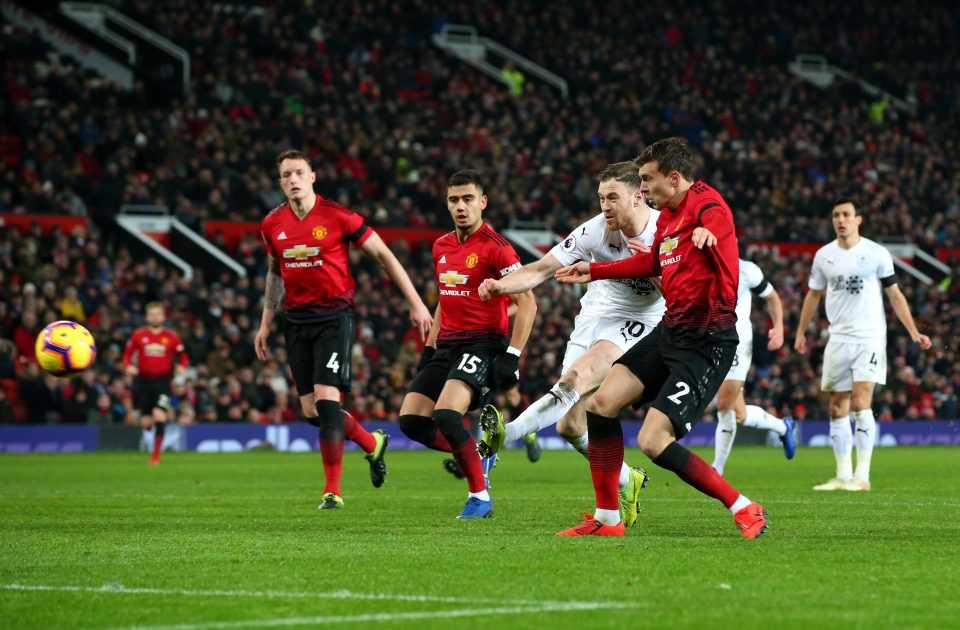 Người hâm mộ MU lên tiếng đòi bán một hậu vệ sau trận hòa Burnley