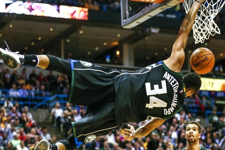 Góc tấu hài: Úp rổ trúng dễ thôi, úp rổ trượt mới hiếm với Giannis Antetokounmpo