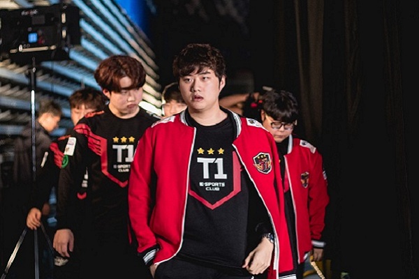 Bang lên tiếng bảo vệ Faker và SKT trước những bình luận không hay của caster Hols