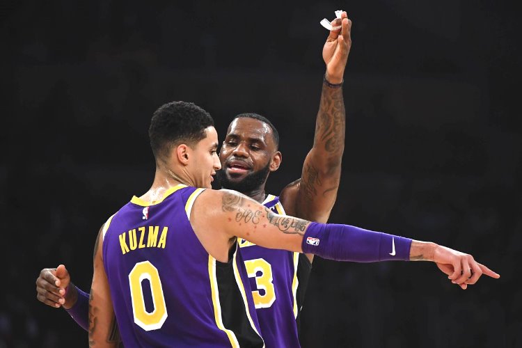 Vá lốp xe xịt Lakers, hãy cứ để LeBron James và Kyle Kuzma chỉ cách