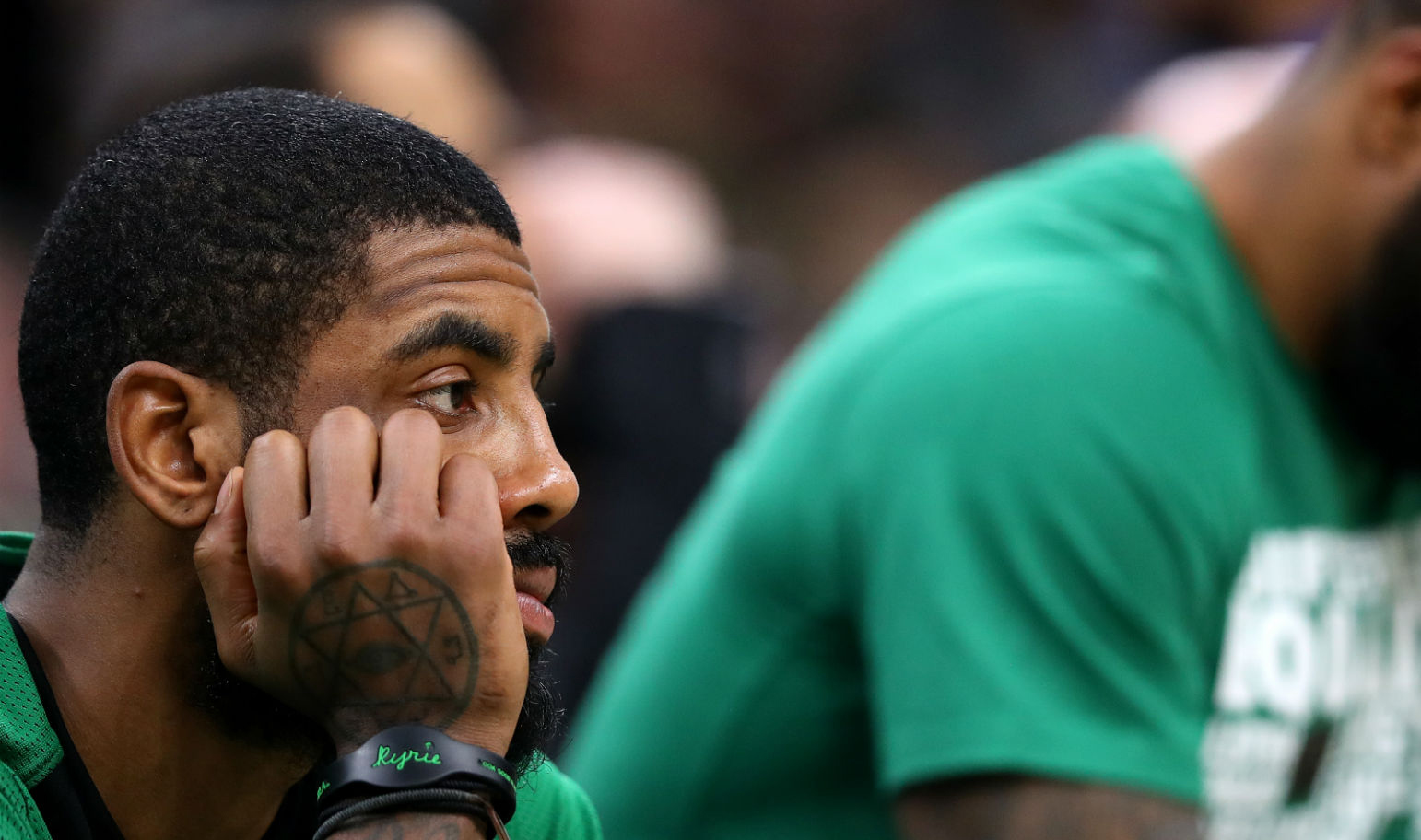 Celtics phẫn nộ khi nghi ngờ rằng người của LeBron James đã đứng sau tin đồn Kyrie Irving rời đội