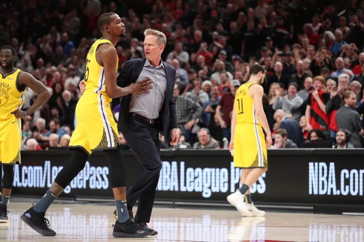 Nhìn lại 5 khoảnh khắc hiếm gặp trong ngày thịnh nộ của Steve Kerr