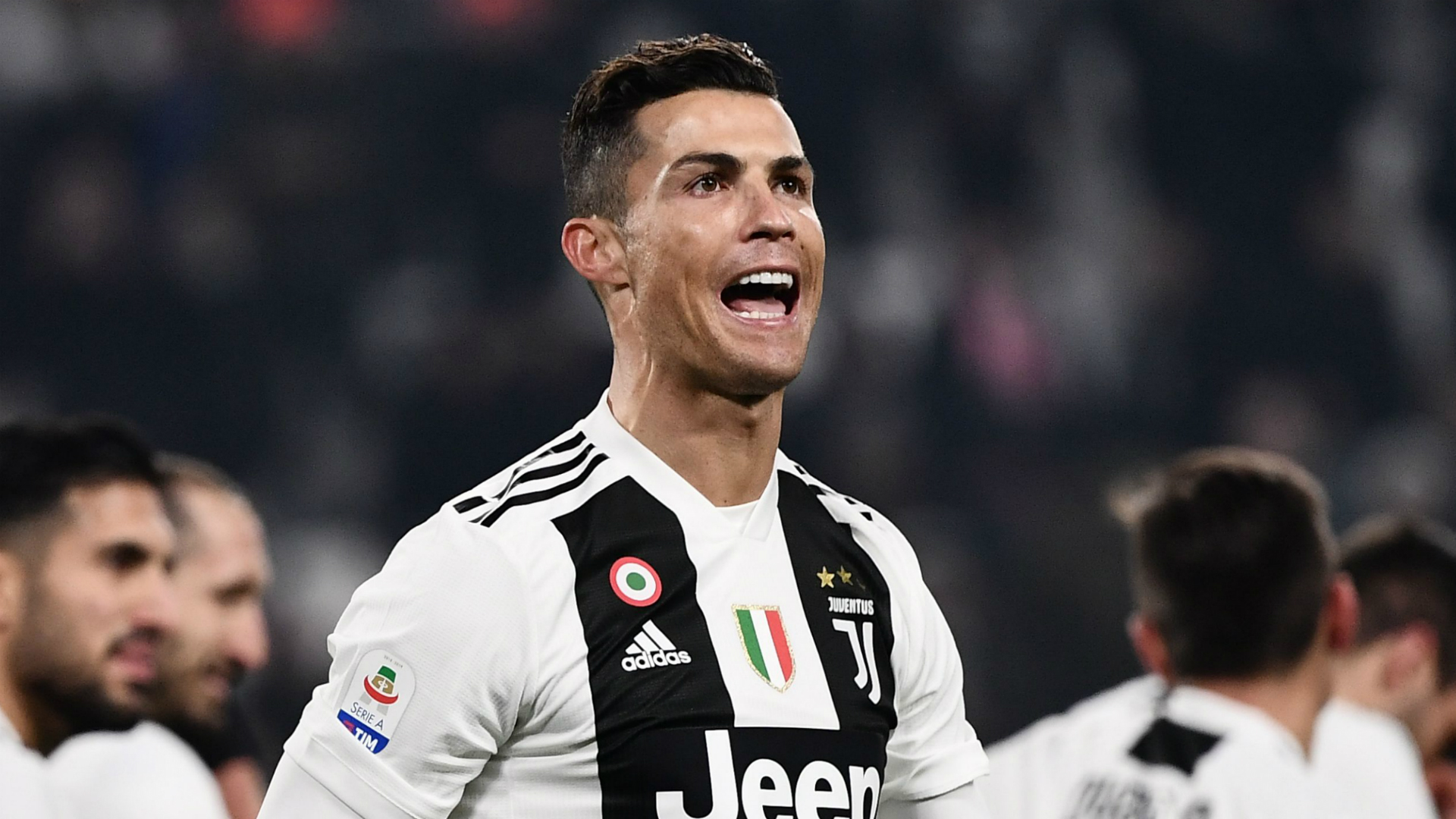 Ronaldo tiếp tục công phá kỷ lục lịch sử của Juventus và cùng Messi thống trị trời Âu