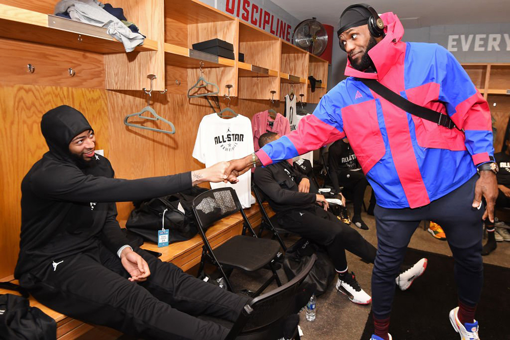 Chỉ vì một tấm hình liếc mắt đưa tình, LeBron James và Anthony Davis lại gây bão cộng đồng mạng