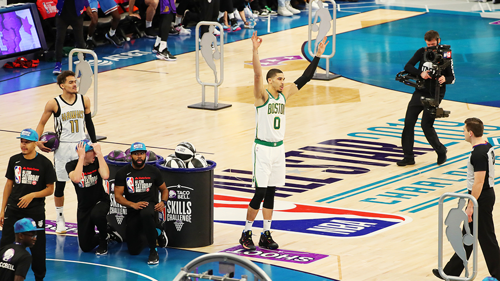 Sao trẻ Jayson Tatum lên ngôi tại NBA Skills Challenge với cú ném giữa sân không tưởng