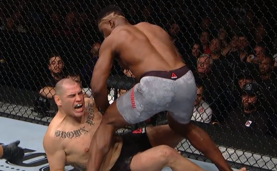 Cain Velasquez gục ngã - cái kết buồn cho kẻ thống trị một thời