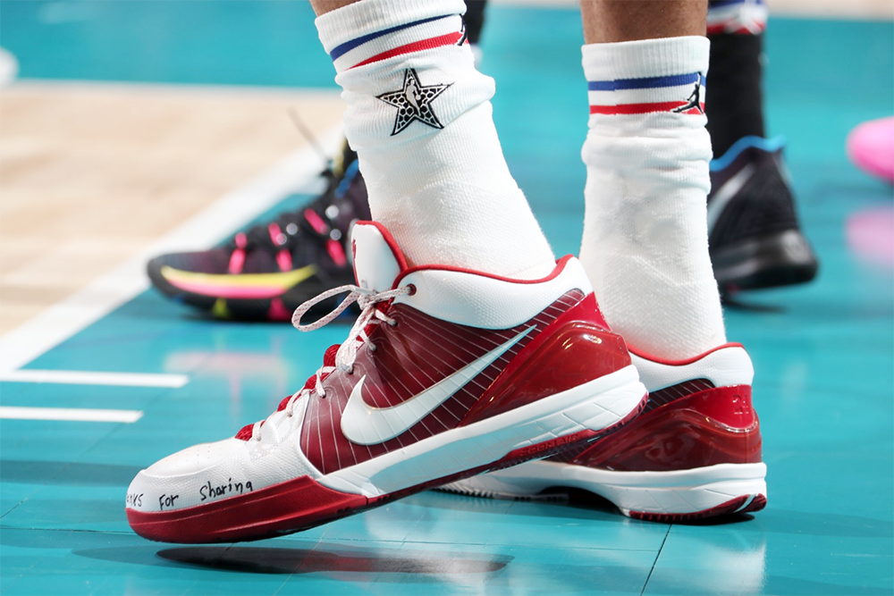 Giannis Antetokounmpo hồi tưởng về tuổi thơ khốn khó với đôi giày Kobe All-Star đặc biệt