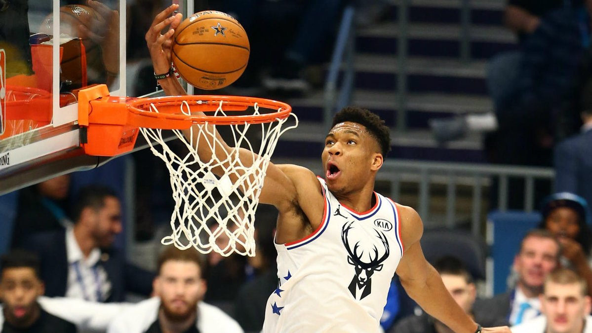 Siêu phẩm slam dunk của Curry kết hợp với Antetokounmpo đánh bại mọi định luật vật lý