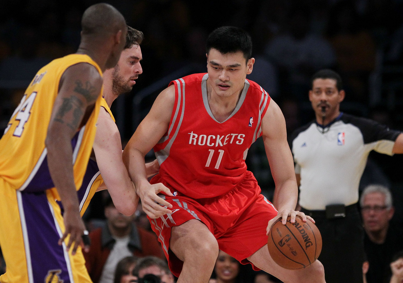 Tuyển bóng rổ Mỹ từng cá cược triệu USD xem ai có thể dunk trên đầu Yao Ming và cái kết